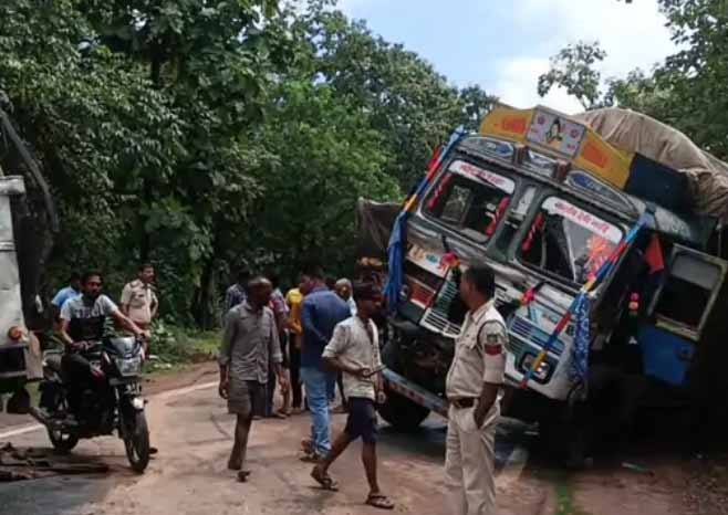 एमपी: दमोह-जबलपुर हाईवे पर दो ट्रकों में सीधी टक्कर