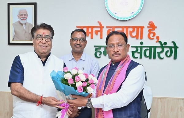मुख्यमंत्री से ट्रिपल आई टी नया रायपुर के निदेशक प्रोफेसर ओमप्रकाश व्यास ने की सौजन्य मुलाकात