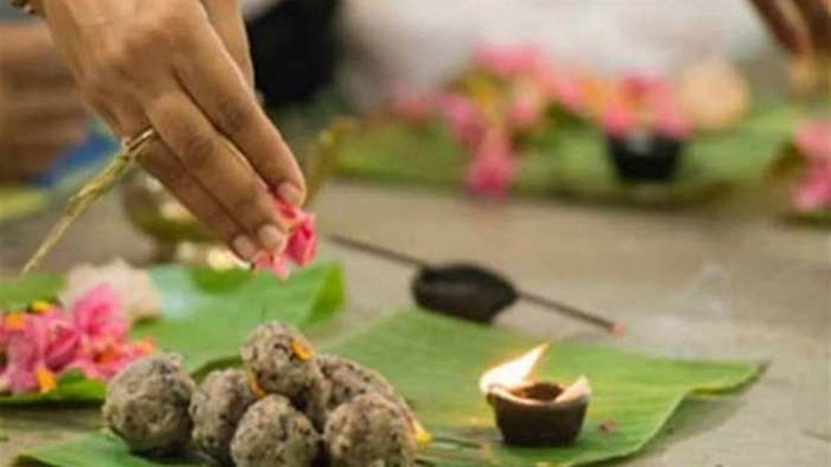 पितृपक्ष में पूर्वजों की आत्मा की शांति के लिए तर्पण, पिंडदान और श्राद्ध का महत्व