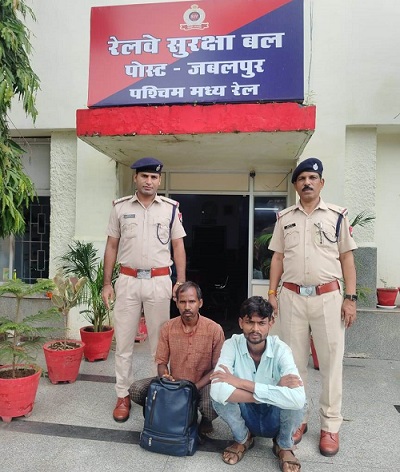 आरपीएफ ने जबलपुर स्टेशन के बाहर मैहर से बोलेरो लूट कर पहुंचे बदमाश को पकड़ा, जीआरपी को सौंपा