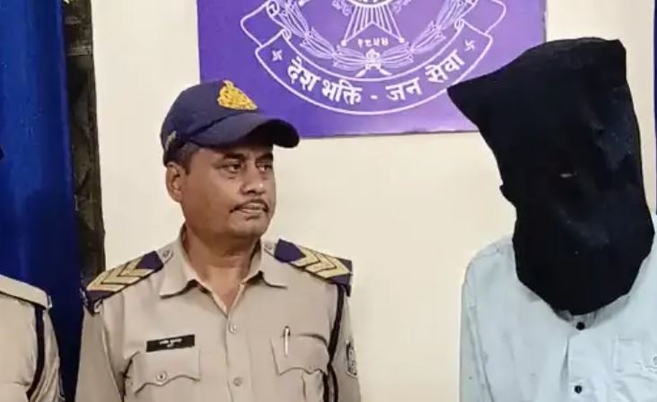 जबलपुर रेलवे स्टेशन पर पकड़ा गया मोबाइल चोर, 3 मोबाइल, बोलेरो सहित 10.64 लाख का सामान जब्त