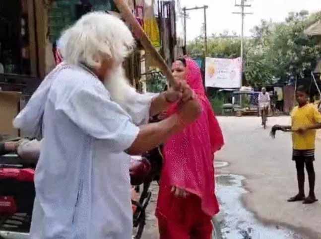 यूपी : बीजेपी सांसद की बहन को ससुर-देवर ने पीटा, नहाते का वीडियो बनाने का विरोध करने पर डंडा मारा