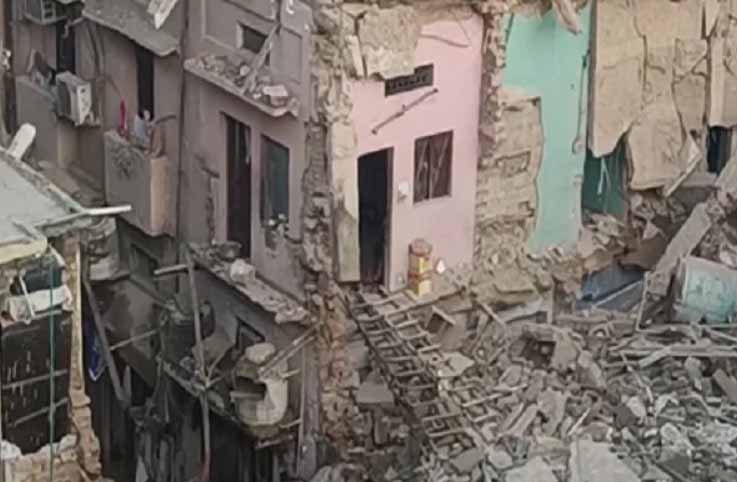 दिल्ली के पंजाबी बस्ती में हादसा, 4 मंजिला इमारत ढही, 14 लोग फंसे, रेस्क्यू जारी