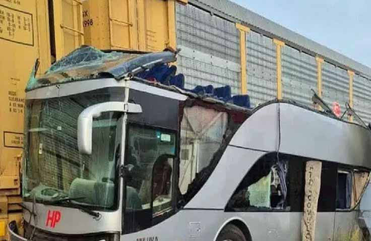 बड़ा रेल हादसा : मालगाड़ी और डबल डेकर बस की टक्कर, 10 की मौत, 40 से ज्यादा घायल गंभीर