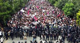 नेपाल में बवाल दूसरे दिन भी जारी, 3 मंत्रियों ने दिया इस्तीफा, पीएम देश से बाहर जा सकते हैं