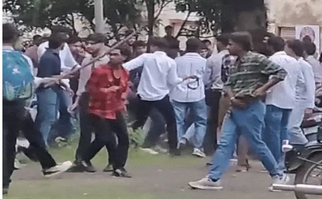 MP: जबलपुर में पॉलिटेक्निक कॉलेज में ABVP-MPSU के कार्यकर्ता में विवाद, एक-दूसरे पर किया लाठियों से हमला, 5 घायल