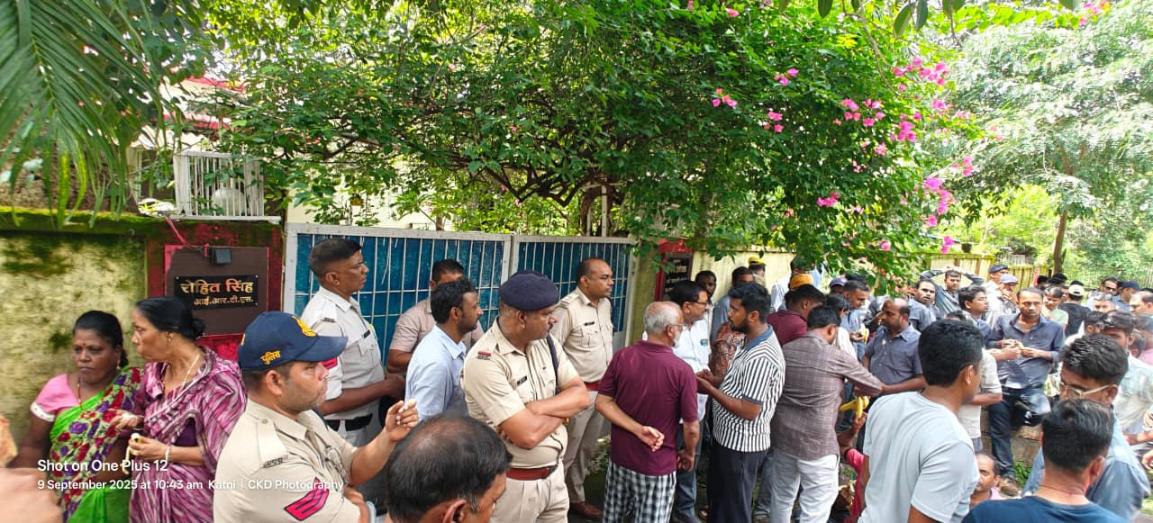 कटनी में चोरों की करतूत, चोरी के बाद रेल कर्मचारी का घर भी जला दिया