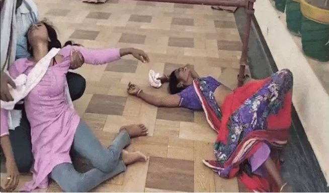 एमपी: रीवा में खाद वितरण केंद्र का गेट खुलते ही दौड़े किसान, महिलाओं को कुचलते हुए निकले,4 महिलाएं, 2 पुरुष गंभीर..!