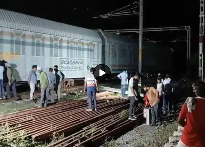 रेल हादसा : मालगाड़ी की दो बोगियों के पहिये उतरे, खंडवा में मेन लाइन हुआ बाधित, आधा दर्जन ट्रेनें प्रभावित हुईं