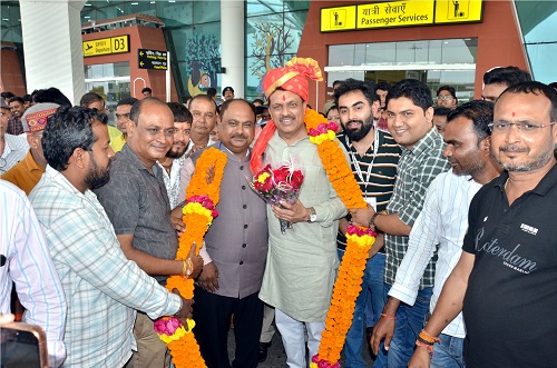 स्वच्छ वायु सर्वेक्षण में जबलपुर को देश में दूसरा स्थान मिलने पर महापौर श्री अन्नू और निगमायुक्त प्रीति यादव के नगर आगमन पर भव्य स्वागत