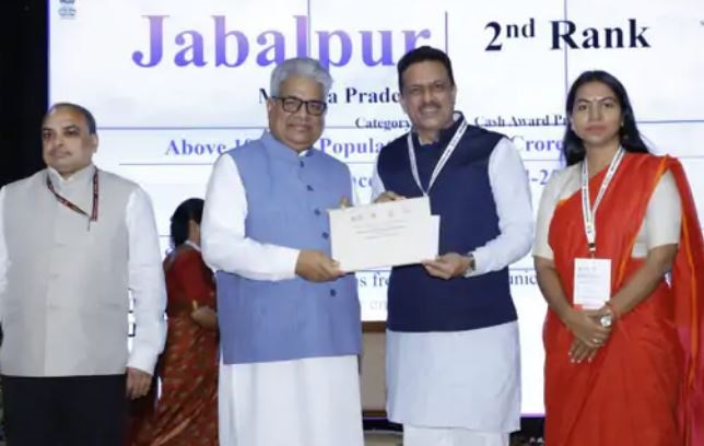 स्वच्छ हवा में जबलपुर ने लहराया परचम, देश का दूसरा सबसे स्वच्छ वायु वाला शहर, दिल्ली में सम्मानित हुए महापौर. निगमायुक्त