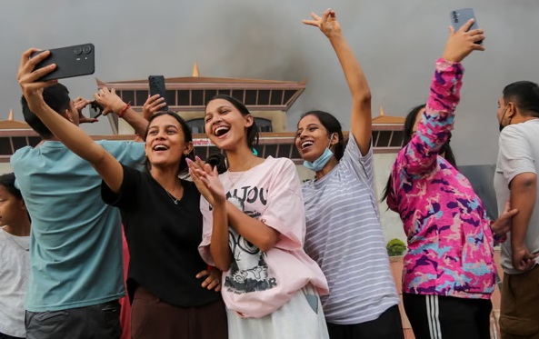 काठमांडू में Gen-Z आंदोलन ने नया युग शुरू किया, सोशल मीडिया और युवा शक्ति का उग्र प्रदर्शन