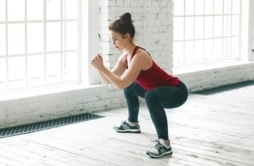 वजन कम करने की फ़ज-डाइट्स को ठुकराकर कोच ने साझा की 4 स्ट्रेंथ ट्रेनिंग एक्सरसाइजेज़ की सूची