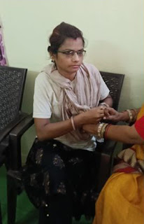 जबलपुर : पनागर के स्कूल में पकड़ी गई संदिग्ध महिला, बच्चों के जेवर छुड़ाने का आरोप