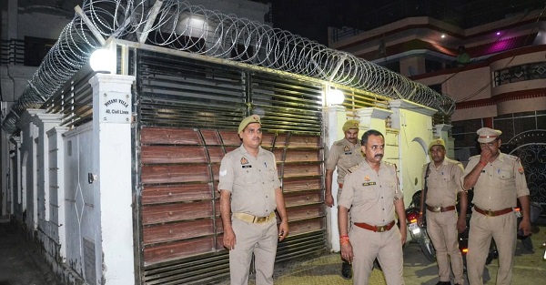 बरेली में अभिनेत्री दिशा पाटनी के घर के बाहर देर रात गोलियां चलीं