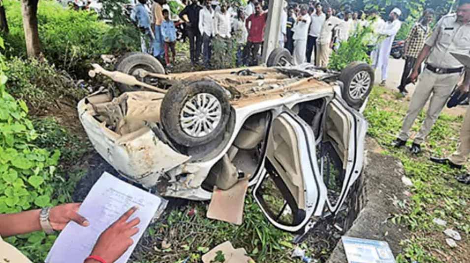 तेलंगाना में 40 लाख रु. लूटकर भाग रहे बदमाशों की कार पलटी, नोटों के बंडल सड़कों में बिखरे