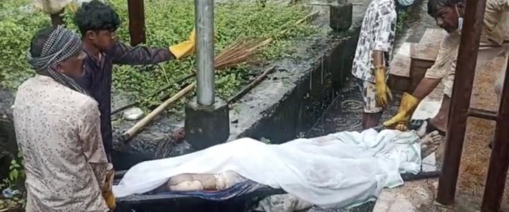 जबलपुर : पुलिस ने कब्र से निकाली युवक की लाश, परिजनों को सौंपी, सोशल मीडिया पर वीडियो देख पहुंचे परिजन 