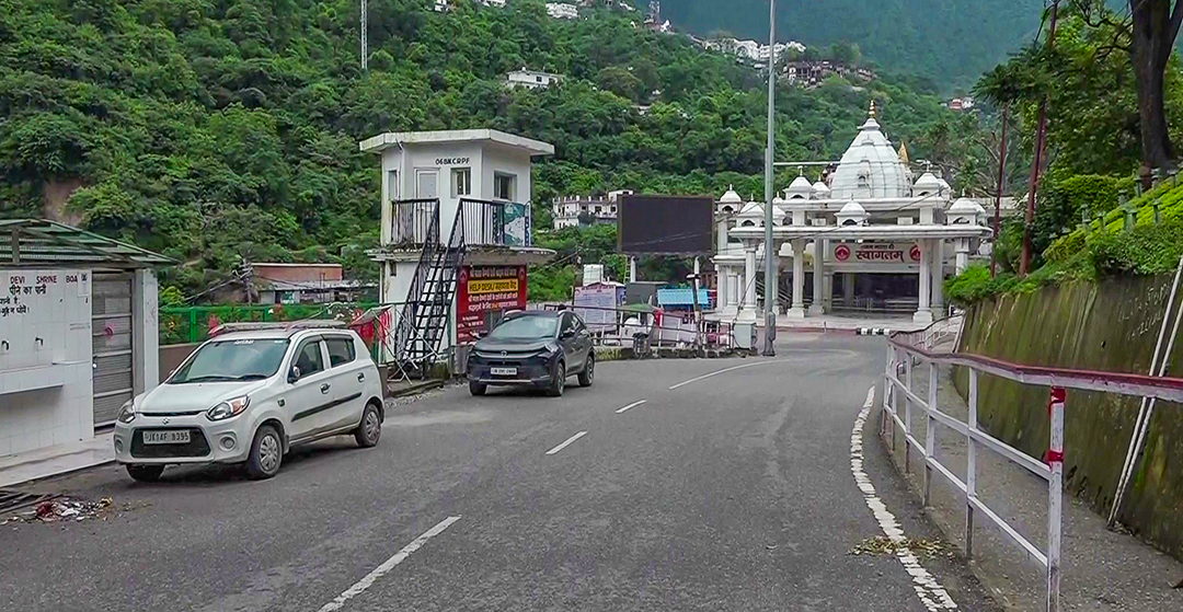 कटरा माता वैष्णो देवी यात्रा अनिश्चितकाल के लिए स्थगित भारी बारिश और सुरक्षा चिंताओं से बढ़ी मुश्किलें