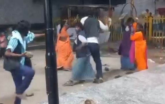 दमोह रेलवे स्टेशन पर खानाबदोशों में हुआ टकराव, एक दूसरे पर किया लाठी से हमला, पथराव