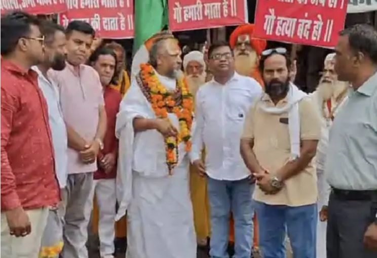 जबलपुर में कम्प्यूटर बाबा ने मांगी भिक्षा,बोले हजारों गाय के साथ जाएंगे भोपाल, मांग पूरी नहीं हुई तो राजधानी में छोड़ देंगे