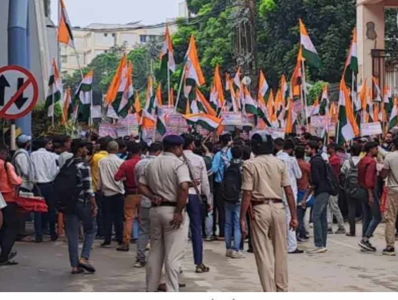 बिहार : पटना की सड़कों पर मचा बवाल, दरोगा भर्ती को लेकर अभ्यर्थियों का जोरदार हंगामा, शहर में लगा जाम