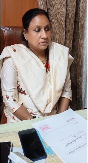 कटनी के स्लीमनाबाद में रिश्वत ले रही महिला क्लर्क रंगे हाथ पकड़ी गई, जबलपुर लोकायुक्त टीम ने दी दबिश 