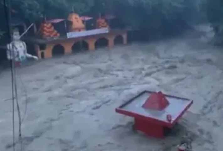 उत्तराखंड : देहरादून में बादल फटने से भारी तबाही, कई लोग लापता, 12वीं तक स्कूल बंद