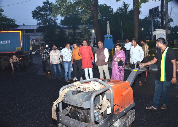 महापौर की घोषणा पर शुरू हुआ पेंच वर्क नवरात्रि से पहले शहर की प्रमुख सड़कों के गड्ढे होंगे दुरुस्त