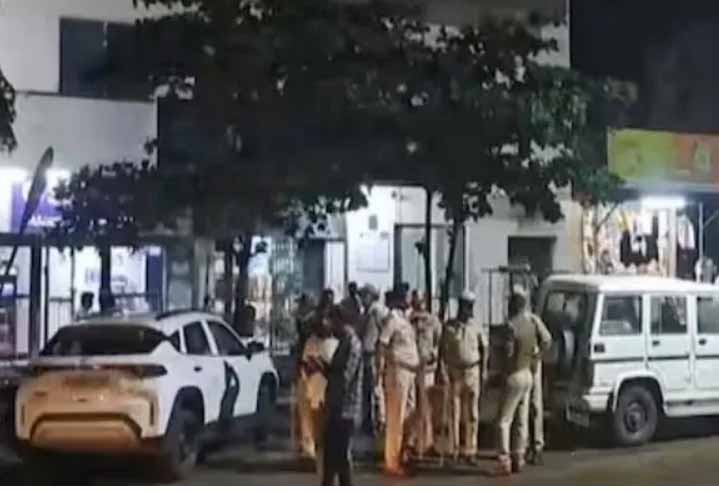 एसबीआई में सबसे बड़ी लूट, 58 किलो सोना और 8 करोड़ रुपये नकदी ले उड़े नकाबपोश