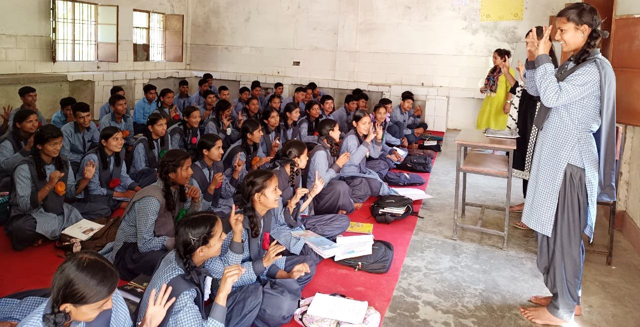 क्यों लड़कियों को ही स्कूल पहुँचने में चुनौतियां आती हैं?