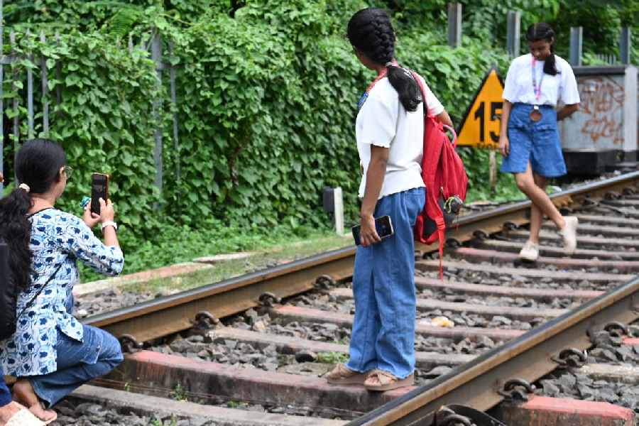 सोशल मीडिया से कमाई की चाहत, युवा भारत का नया करियर विकल्प