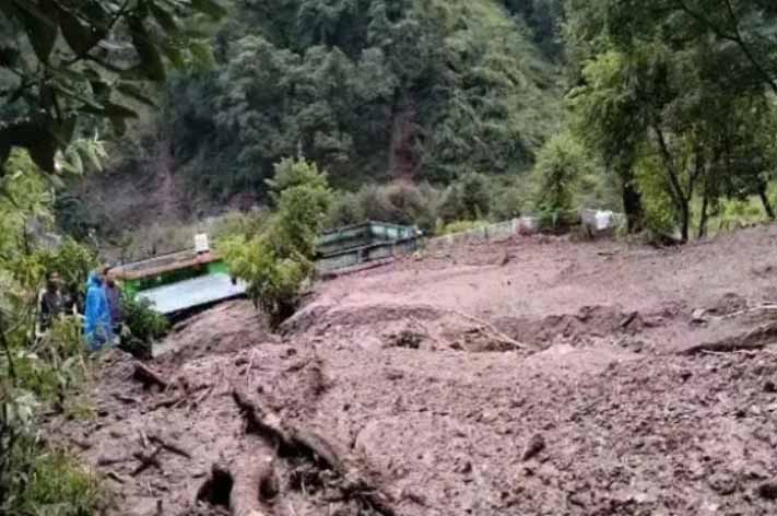 उत्तराखंड : बादल फटने से चमोली के तीन गांवों में 10 लोग लापता, कई घर मलबे में दबे