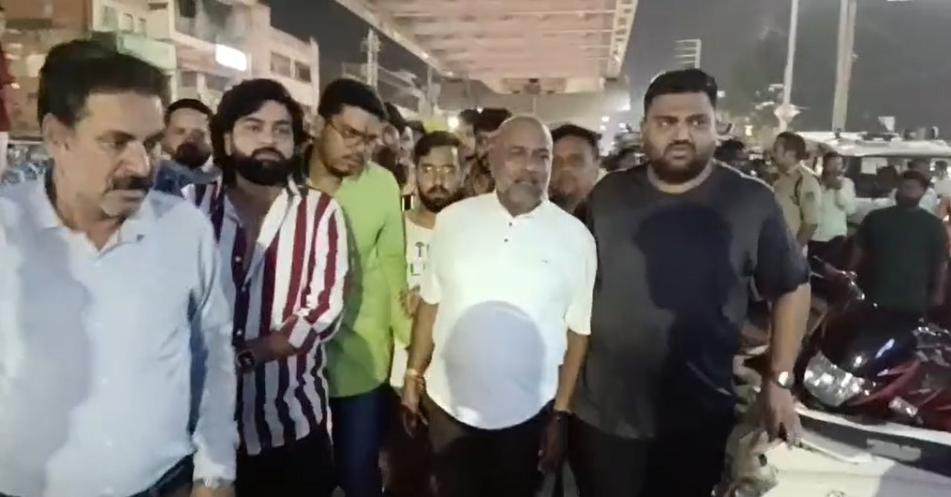 जबलपुर : भाजपा नेता व पूर्व महापौर प्रभात पर हमला-अभद्रता करने वाला पुलिसकर्मी निलंबित, मचा है हंगामा