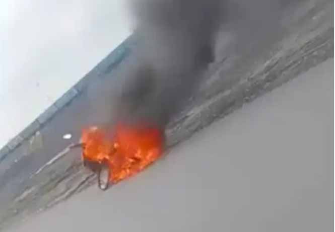 एमपी के सिंगरौली में बीच सड़क में ईवी स्कूटर में लगी आग, धू-धू कर जल कर हुई खाख