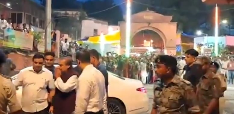 देश के प्रसिद्ध उद्योगपति मुकेश अंबानी अपने पूर्वजों की मोक्ष प्रदान करने के लिए गयाजी में पिंडदान करने पहुंचे