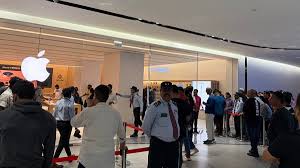 भारत में आईफोन 17 और नए एप्पल वॉच को लेकर लोगों में दिखा क्रेज स्टोर्स के बाहर लगी लंबी कतारें