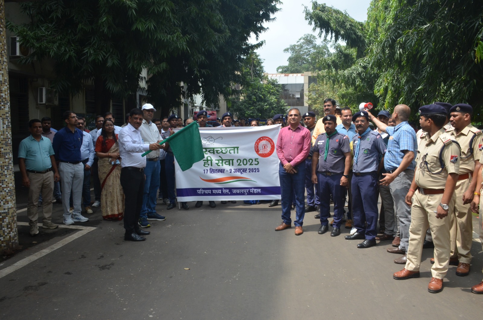 जबलपुर रेल मंडल में स्वच्छता का संदेश: रैली और श्रमदान के साथ स्वच्छता ही सेवा अभियान का आयोजन