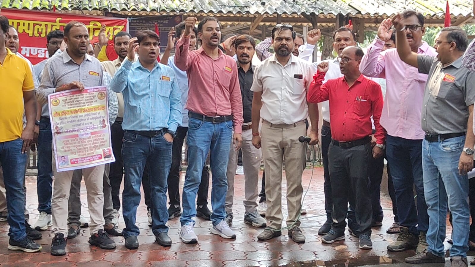 डीआरएम आफिस में डबलूसीआरईयू ने किया प्रदर्शन, 8वें पे कमीशन की घोषणा सहित रेलकर्मियों की मांगों को जोर-शोर से उठाया