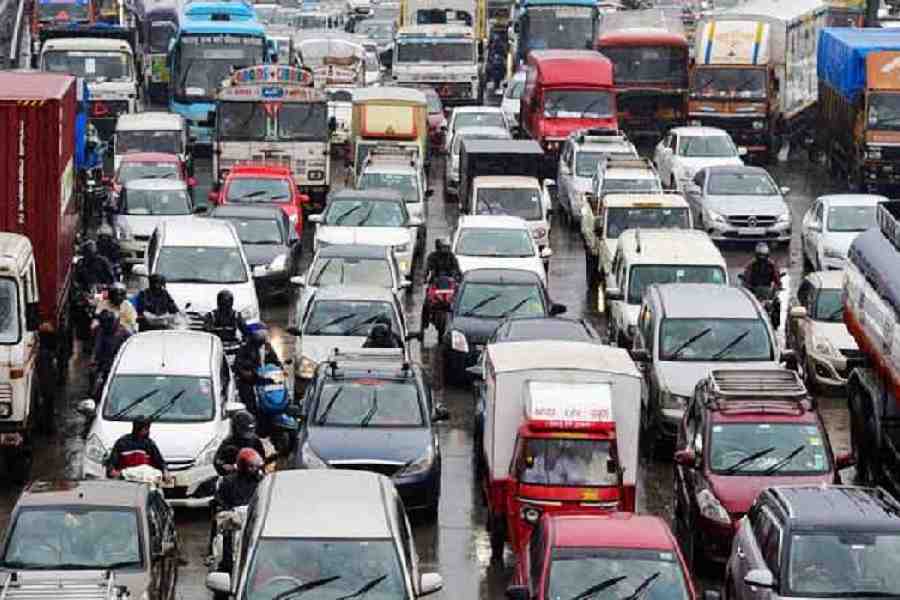 मुंबई-अहमदाबाद हाईवे पर पांच घंटे जाम में फंसी एंबुलेंस, 16 माह के मासूम की मौत