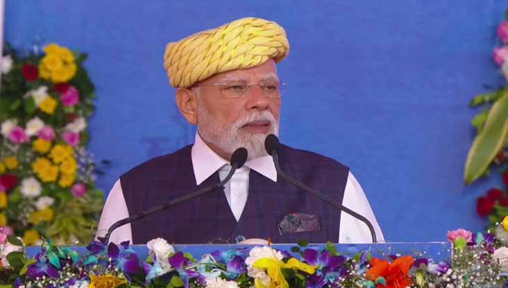गुजरात पहुंचे पीएम मोदी : कहा- दूसरे देशों पर हमारी निर्भरता भारत का सबसे बड़ा दुश्मन, कांग्रेस को बताया जिम्मेदार
