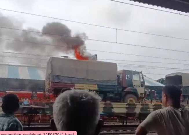 एमपी के उज्जैन में आर्मी स्पेशल रेल में लोड सेना के ट्रक में लगी आग, आरपीएफ, फायर ब्रिगेड ने किया रेस्क्यू