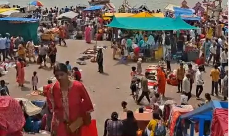 पितृमोक्ष अमावस्या पर ग्वारीघाट पर उमड़े श्रद्धालु