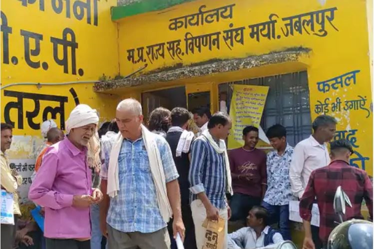 जबलपुर में यूरिया की किल्लत, किसान सुबह 6 बजे से लाइन में