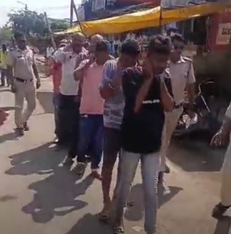 जबलपुर में रांझी पुलिस ने जुआरियों का निकाला जुलूस,सब्जी मंडी में दी दबिश, ताश पर दांव लगाते 6 को पकड़ा