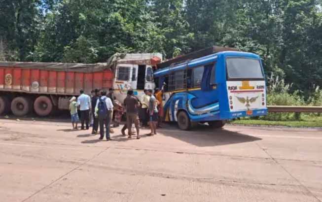 सुंदरगढ़ में भीषण हादसा: ट्रक और बस की टक्कर, दो महिलाओं समेत 6 की मौत, 10 गंभीर