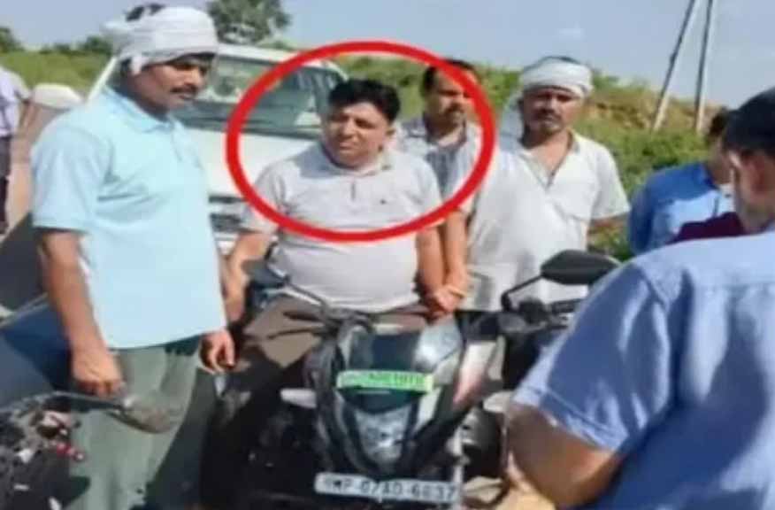 एमपी: फॉरेस्ट गार्ड बीच तिराहे रिश्वत लेने पहुंचा