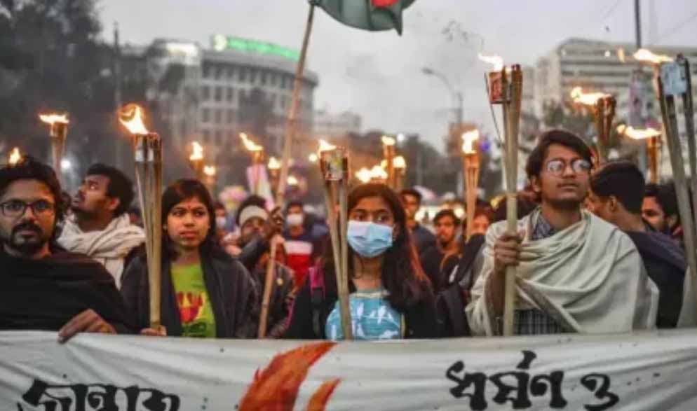 बांग्लादेश में स्कूली छात्रा से गैंगरेप के खिलाफ विरोध प्रदर्शन के दौरान गोलीबारी, 3 की मौत, कई घायल