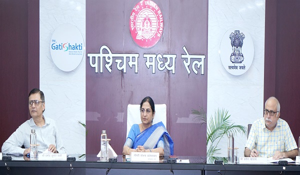 पमरे की जीएम ने संरक्षा समीक्षा बैठक में कहा- समय पर ट्रेन चलाएं