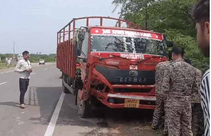 एमपी के भिंड में कंटेनर ने दो बाइक को टक्कर मारी, 5 की मौत, माता-पिता, भाई-बहन की जान चली गई