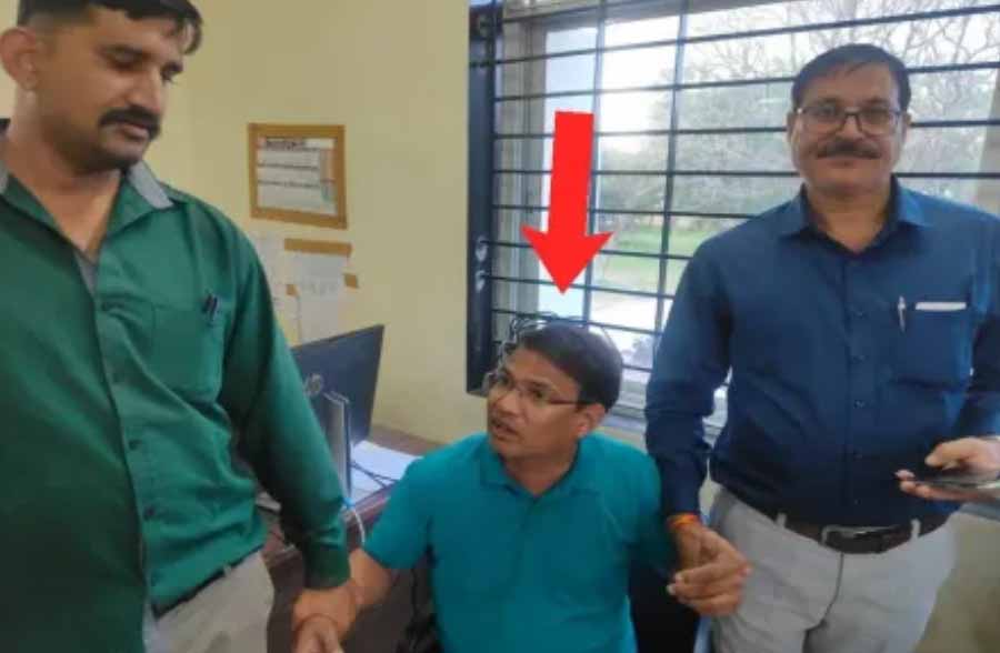 इंदौर: लोकायुक्त ने 50 हजार रिश्वत लेते क्लर्क को पकड़ा